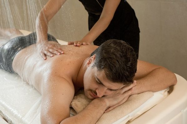 Massage sous affusion d'eau thermale
