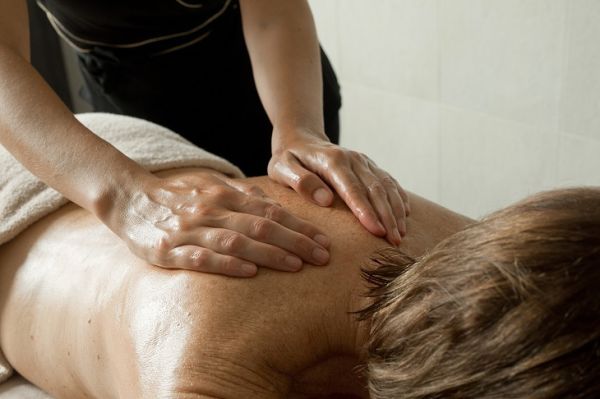 Massage sur mesure de l'arrière du corps